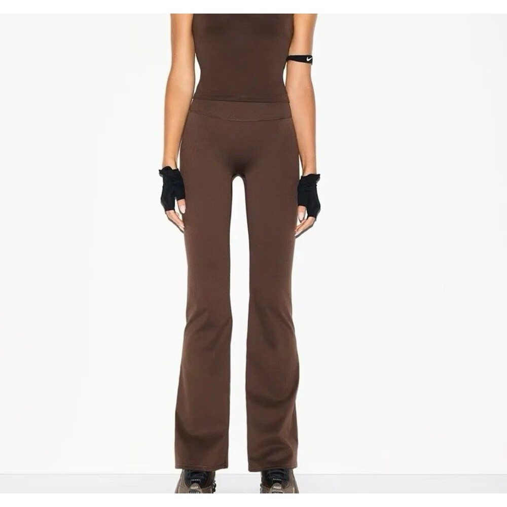 Nike Skims Matte Slim Flare Legging - Picture 5 of 7